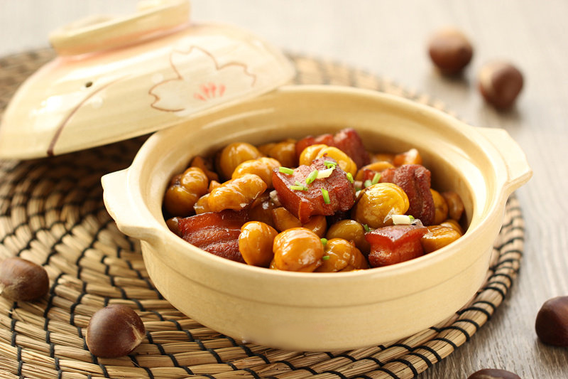 Thịt kho hạt dẻ có hương thơm đặc trưng từ gia vị, nước dừa hòa quyện hạt dẻ giòn ngon Thịt kho hạt dẻ có hương thơm đặc trưng từ gia vị, nước dừa hòa quyện hạt dẻ giòn ngon